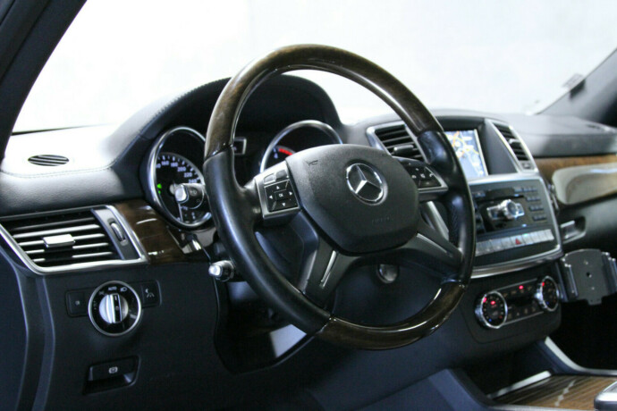 mercedes-benz-gl-diesel-2013-big-26