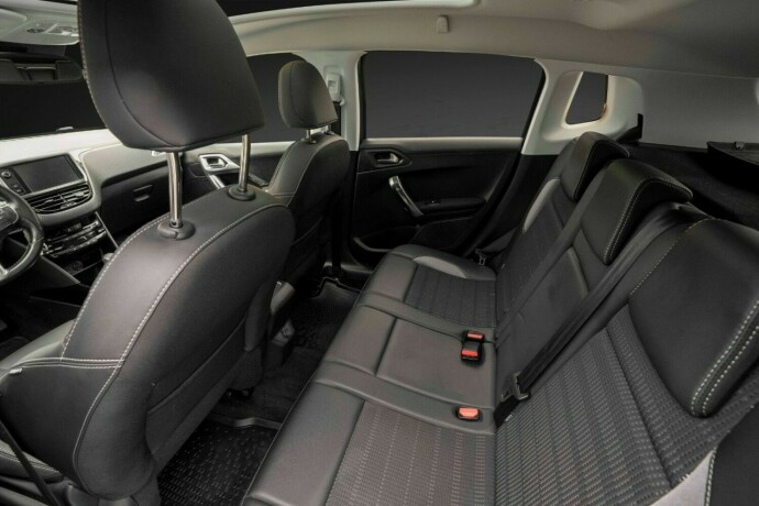 peugeot-2008-bensin-2018-big-18