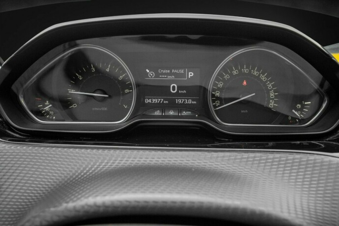 peugeot-2008-bensin-2018-big-15