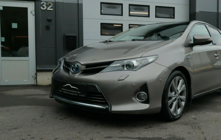 toyota-auris-bensin-2013-big-2