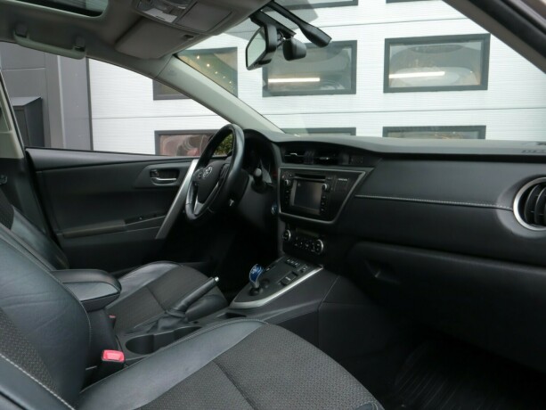 toyota-auris-bensin-2013-big-8