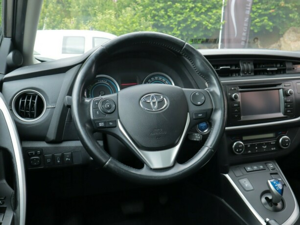 toyota-auris-bensin-2013-big-6