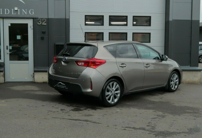 toyota-auris-bensin-2013-big-1