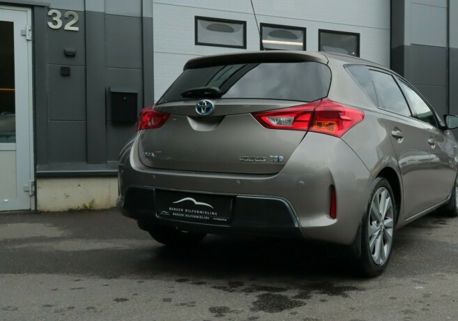 toyota-auris-bensin-2013-big-3