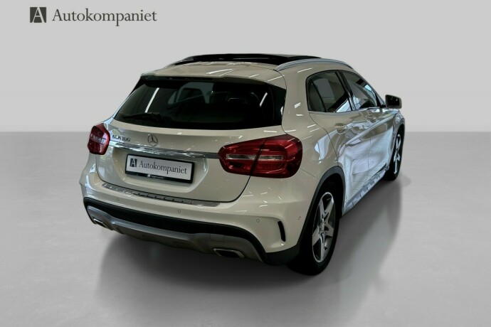mercedes-benz-gla-bensin-2015-big-4