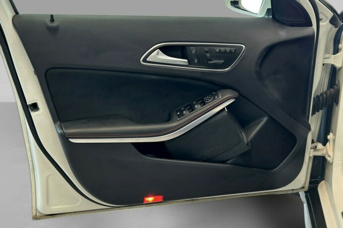 mercedes-benz-gla-bensin-2015-big-12