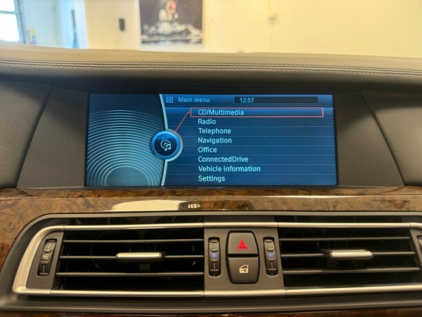 bmw-7-serie-bensin-2011-big-24