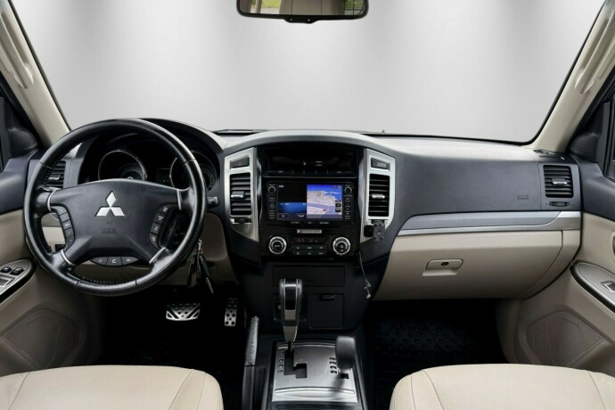 mitsubishi-pajero-diesel-2015-big-18