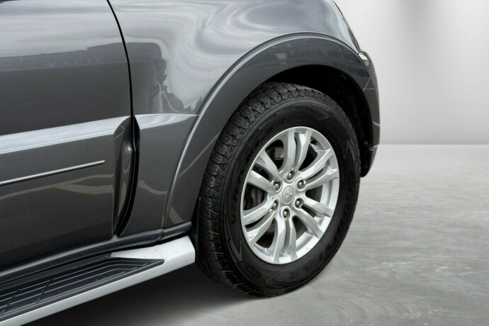 mitsubishi-pajero-diesel-2015-big-9