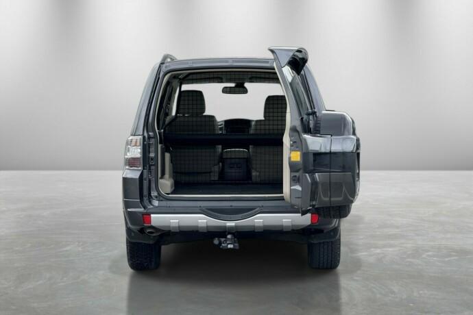 mitsubishi-pajero-diesel-2015-big-10