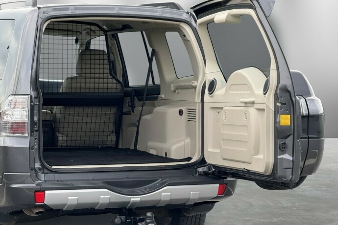 mitsubishi-pajero-diesel-2015-big-11