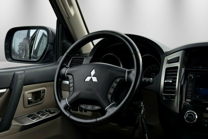 mitsubishi-pajero-diesel-2015-big-20