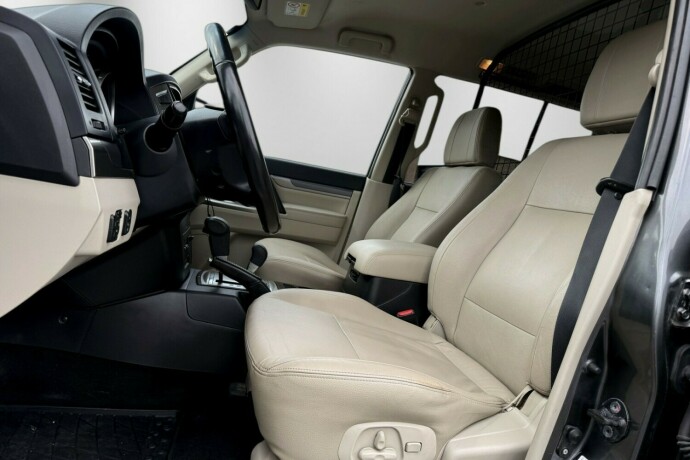 mitsubishi-pajero-diesel-2015-big-16
