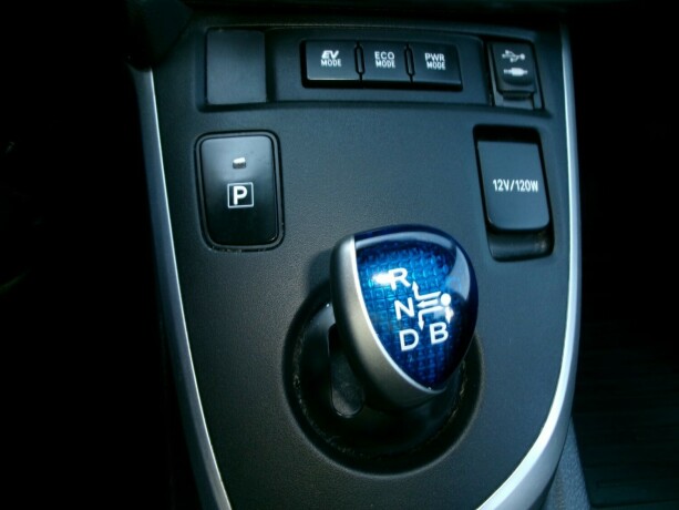 toyota-auris-elektrisitetbensin-2013-big-15