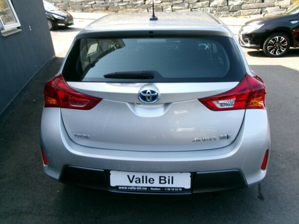toyota-auris-elektrisitetbensin-2013-big-4