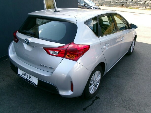toyota-auris-elektrisitetbensin-2013-big-3