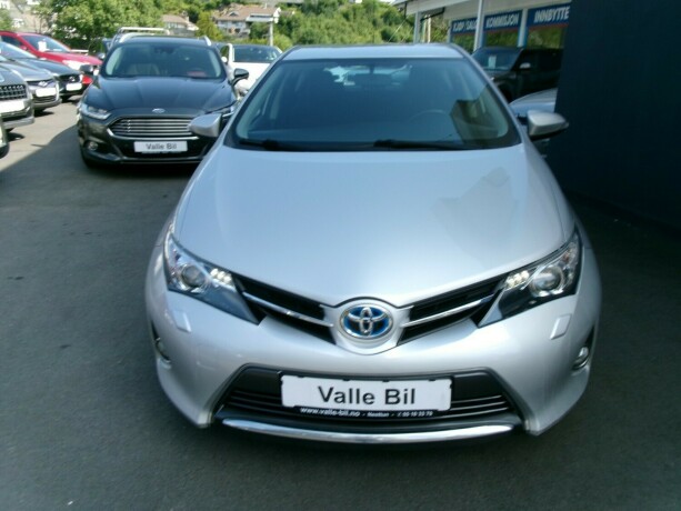 toyota-auris-elektrisitetbensin-2013-big-1