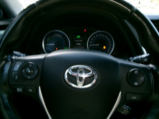 toyota-auris-elektrisitetbensin-2013-big-14