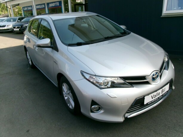 toyota-auris-elektrisitetbensin-2013-big-2