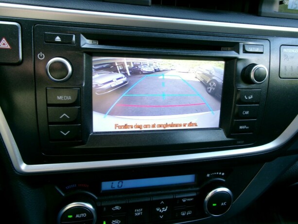 toyota-auris-elektrisitetbensin-2013-big-12