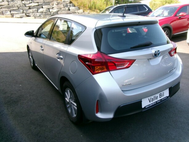 toyota-auris-elektrisitetbensin-2013-big-5