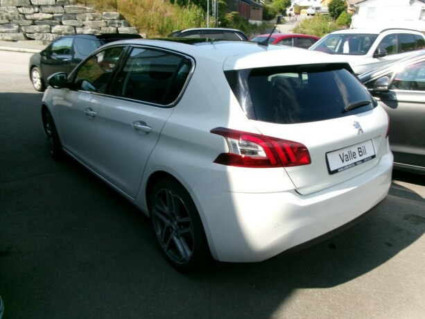 peugeot-308-bensin-2014-big-2