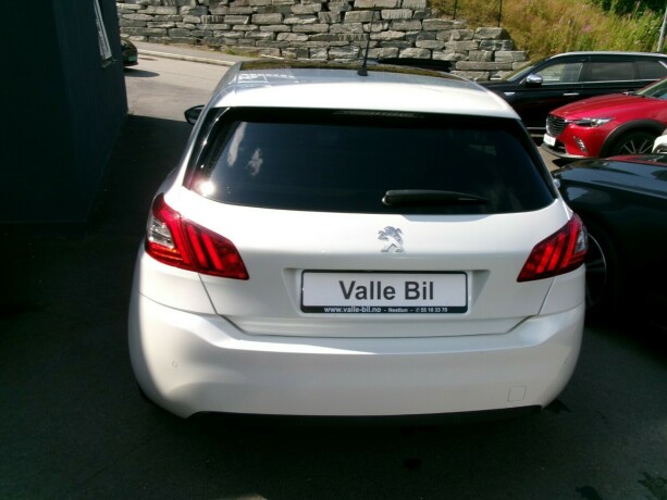 peugeot-308-bensin-2014-big-3