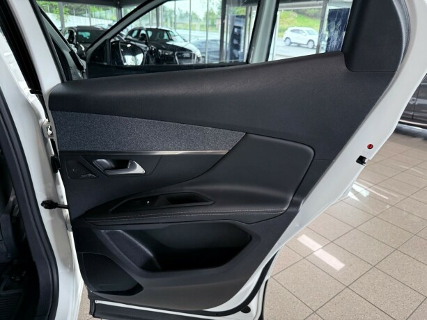peugeot-3008-bensin-2018-big-35