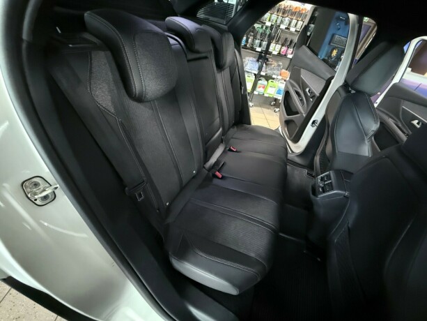 peugeot-3008-bensin-2018-big-36