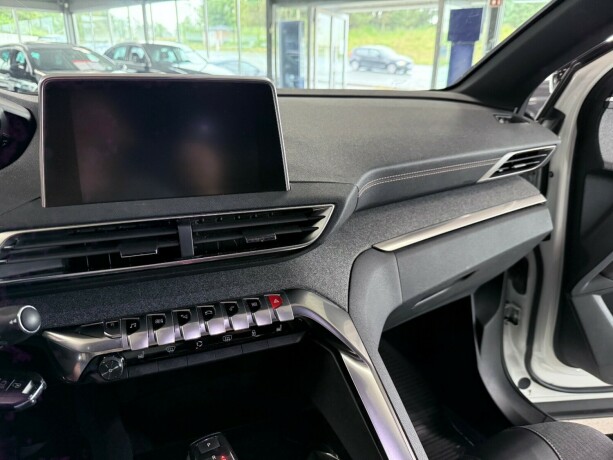 peugeot-3008-bensin-2018-big-31