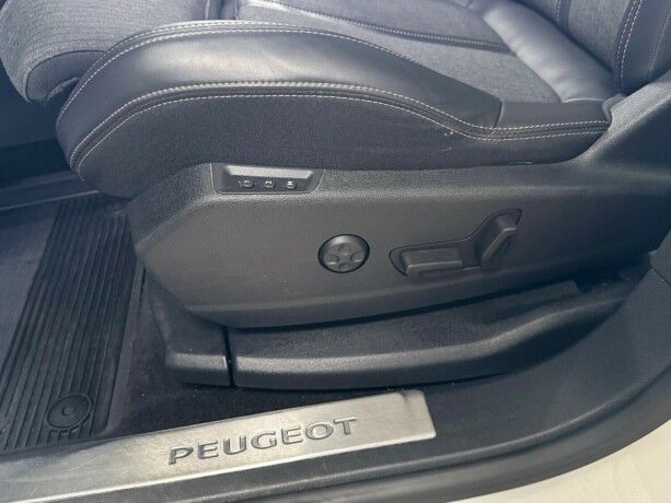 peugeot-3008-bensin-2018-big-13
