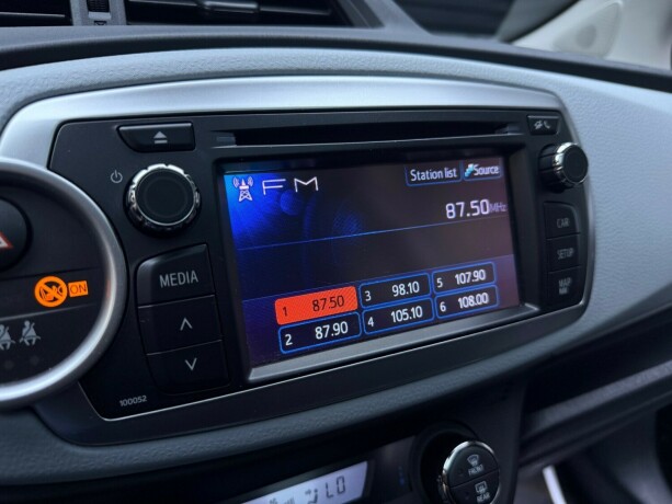 toyota-yaris-elektrisitetbensin-2012-big-16