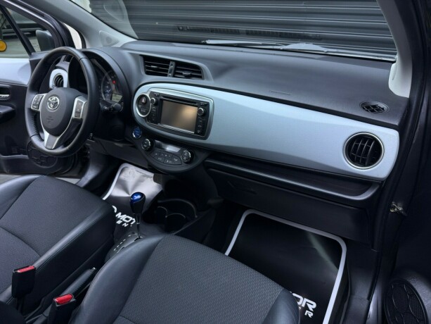 toyota-yaris-elektrisitetbensin-2012-big-11