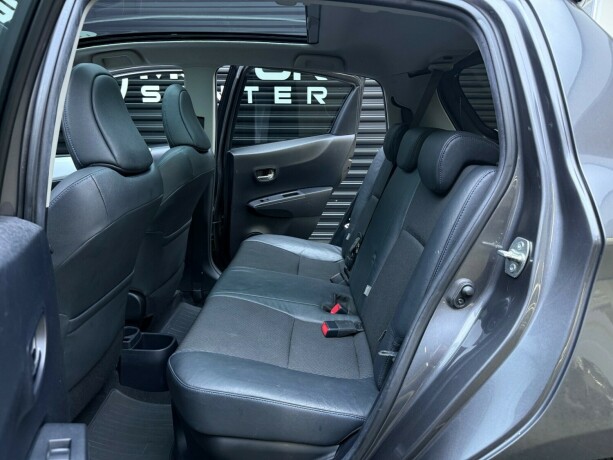 toyota-yaris-elektrisitetbensin-2012-big-28