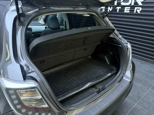 toyota-yaris-elektrisitetbensin-2012-big-30