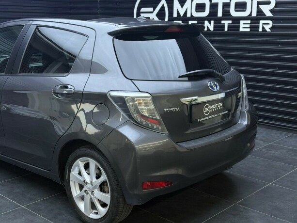 toyota-yaris-elektrisitetbensin-2012-big-6