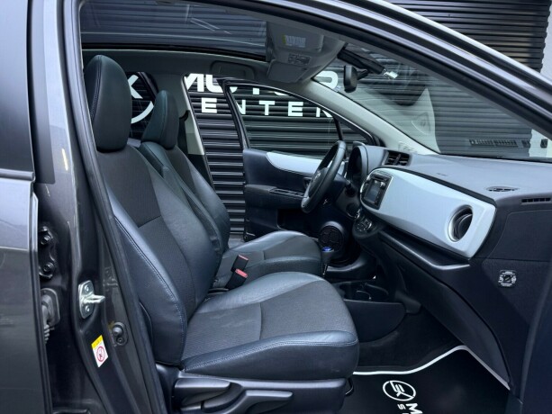 toyota-yaris-elektrisitetbensin-2012-big-26