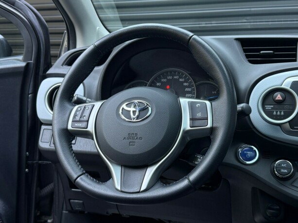 toyota-yaris-elektrisitetbensin-2012-big-12