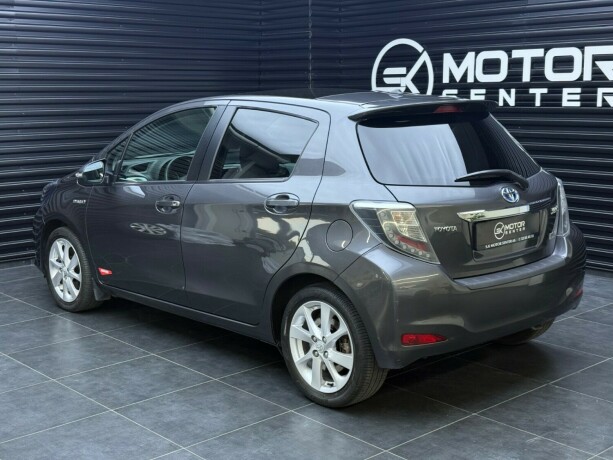 toyota-yaris-elektrisitetbensin-2012-big-1