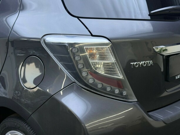 toyota-yaris-elektrisitetbensin-2012-big-7