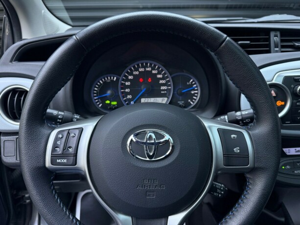 toyota-yaris-elektrisitetbensin-2012-big-13
