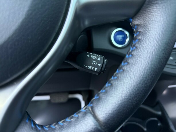 toyota-yaris-elektrisitetbensin-2012-big-14