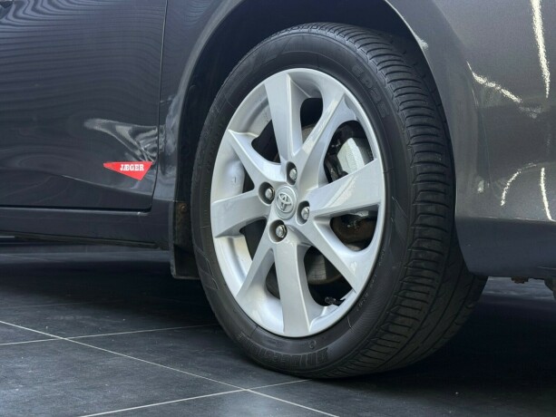 toyota-yaris-elektrisitetbensin-2012-big-8