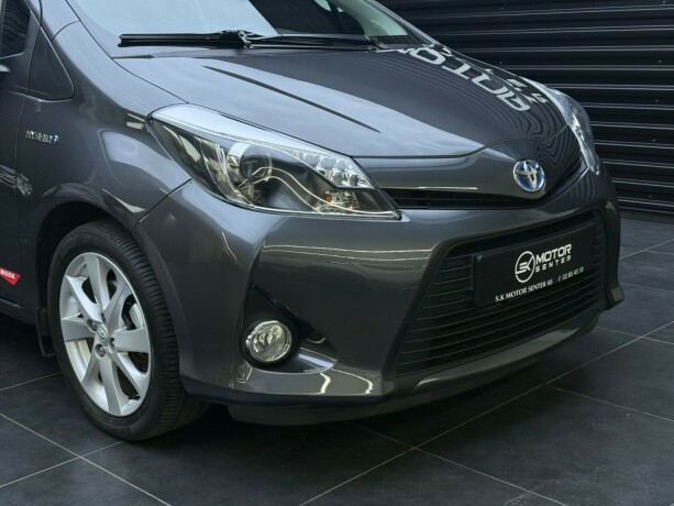 toyota-yaris-elektrisitetbensin-2012-big-2