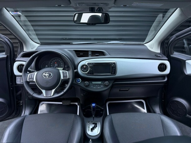 toyota-yaris-elektrisitetbensin-2012-big-9