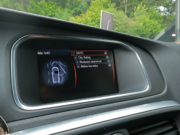 volvo-v40-diesel-2014-big-12
