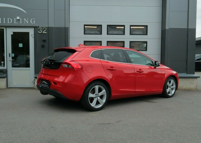 volvo-v40-diesel-2014-big-1