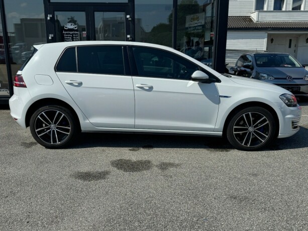 volkswagen-golf-elektrisitetbensin-2016-big-5