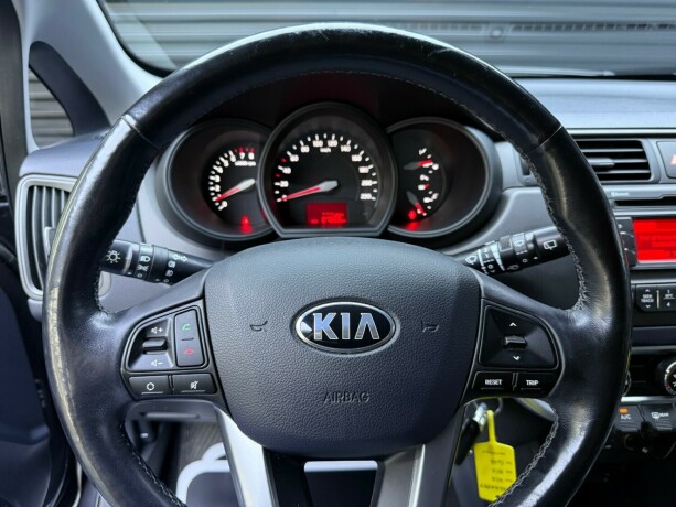 kia-rio-bensin-2015-big-13