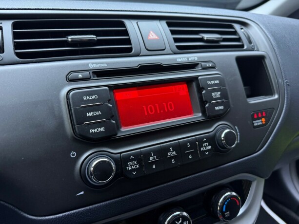 kia-rio-bensin-2015-big-16